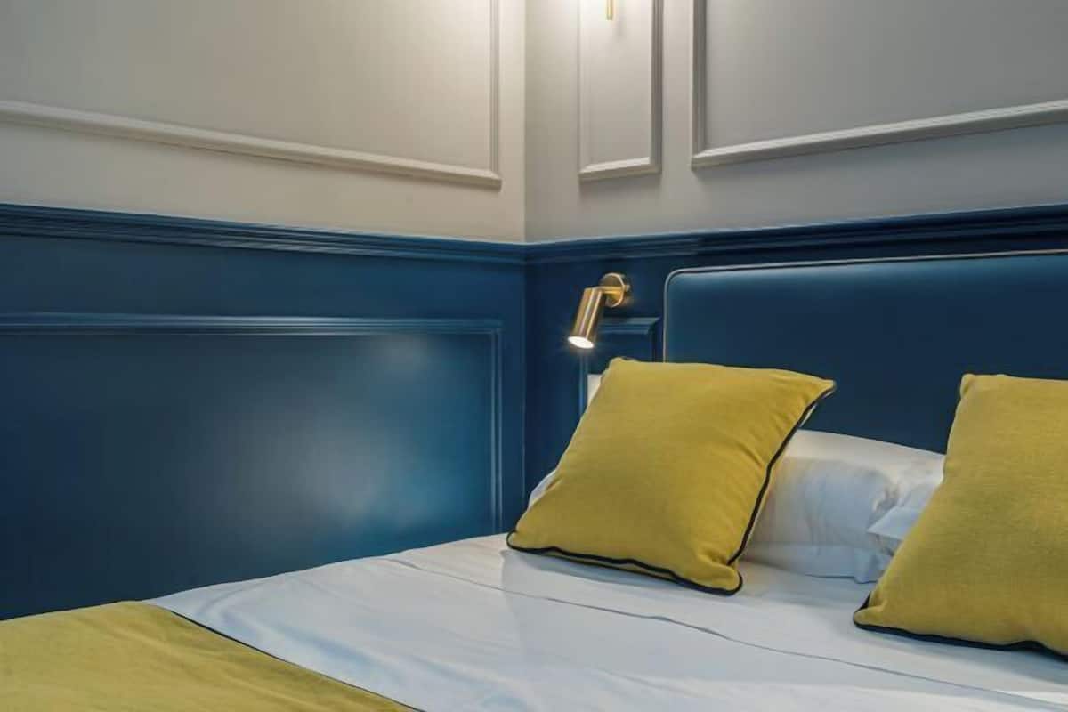 Ropa de cama hipoalergénica y caja de seguridad en la habitación