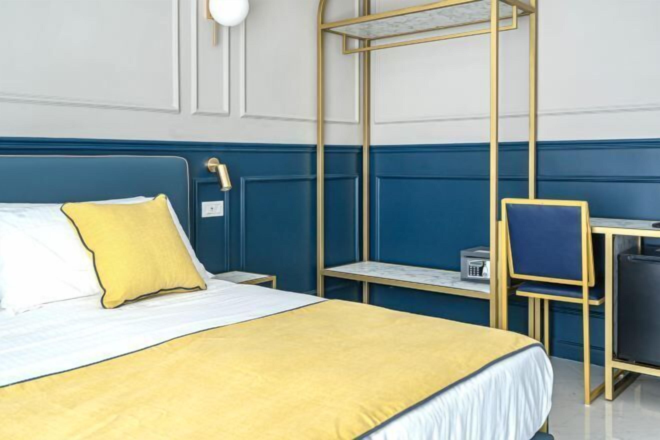 Ropa de cama hipoalergénica y caja de seguridad en la habitación 