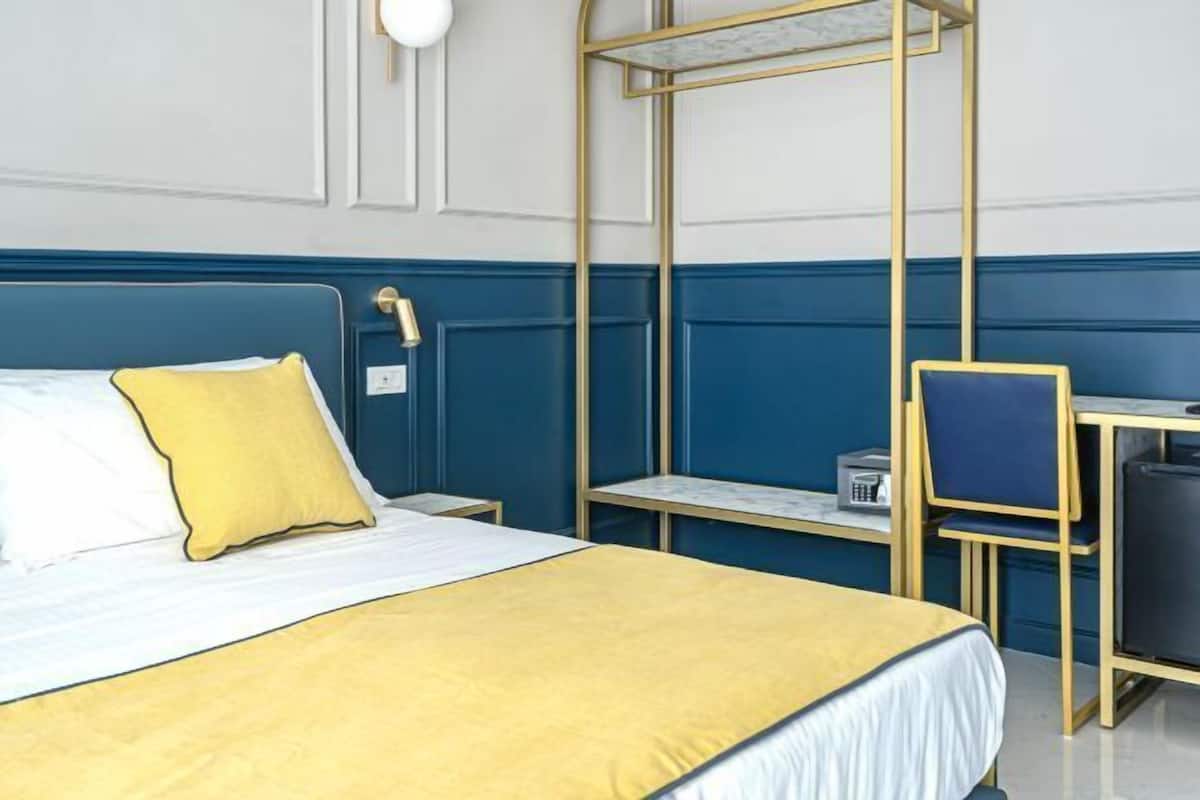 Hypo-allergenic bedding, in-room safe, desk, blackout drapes