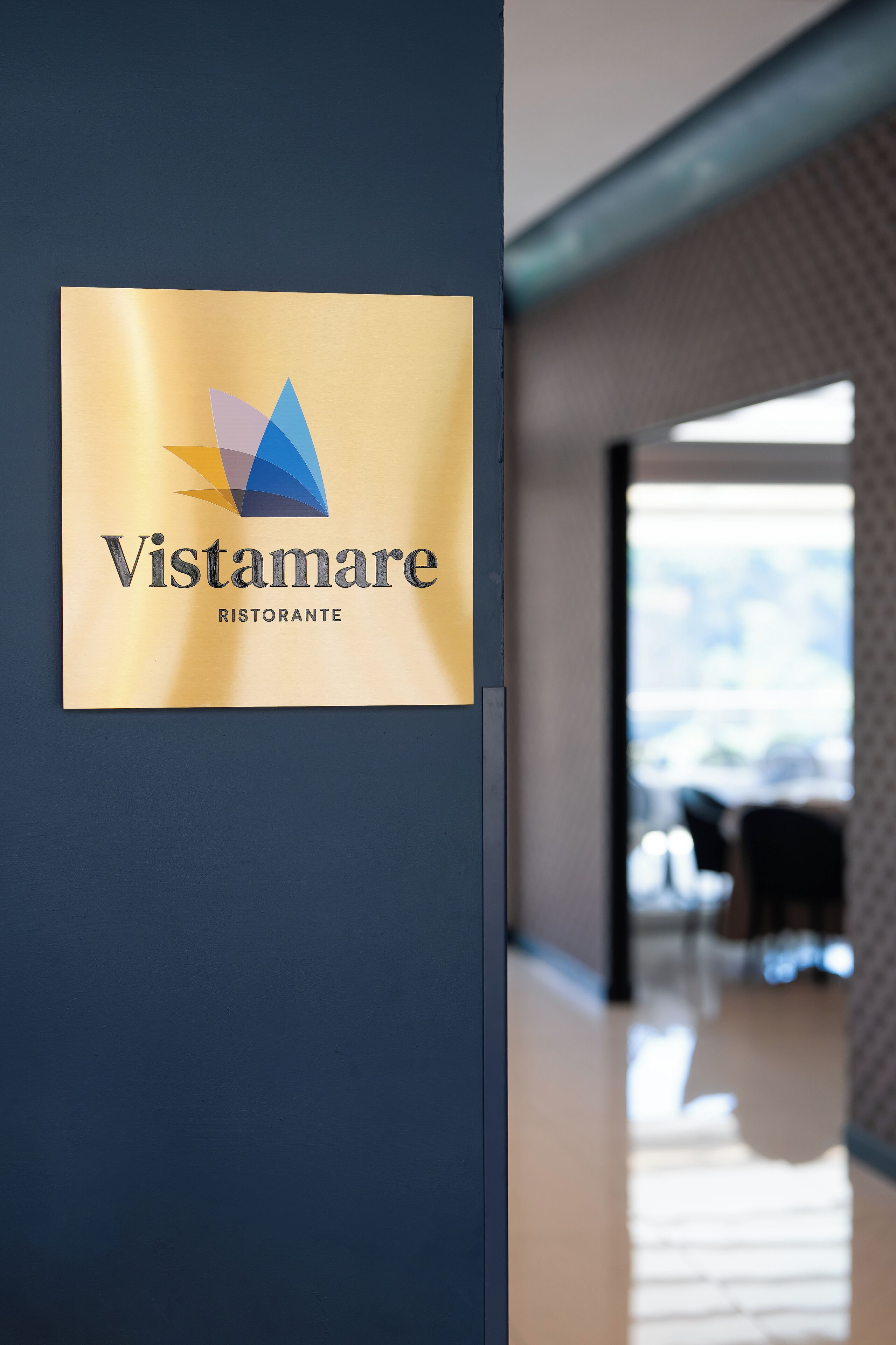 Een bord met de tekst 'Vistamare Ristorante' aan een muur.