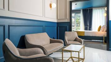 Junior Studio Suite, Sea View | Hypo-allergenic bedding, in-room safe, desk, blackout drapes