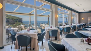 Se sirven desayunos, almuerzos y cocina local (con vistas a la playa)