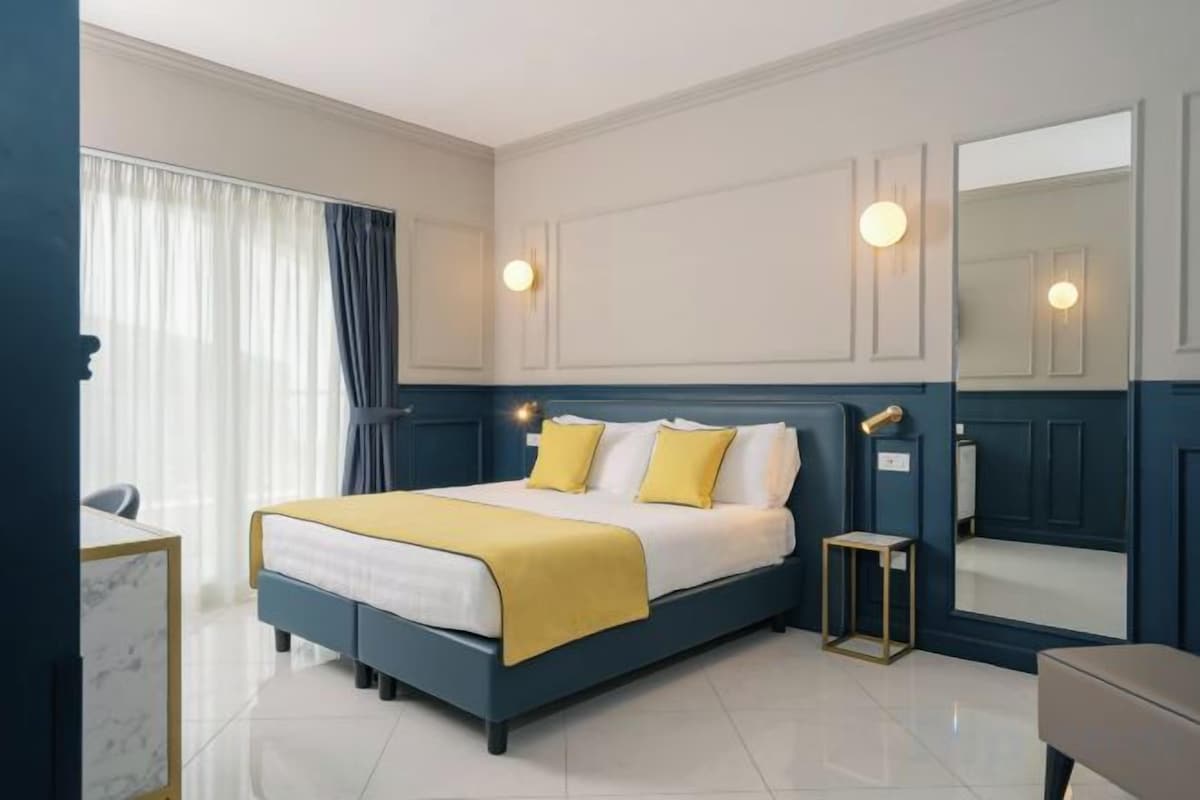 Ropa de cama hipoalergénica y caja de seguridad en la habitación 