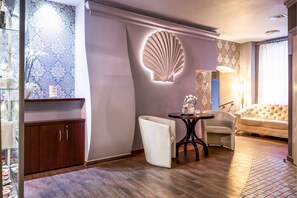 Couples treatment rooms, sauna, hot tub, body treatments, hydrotherapy