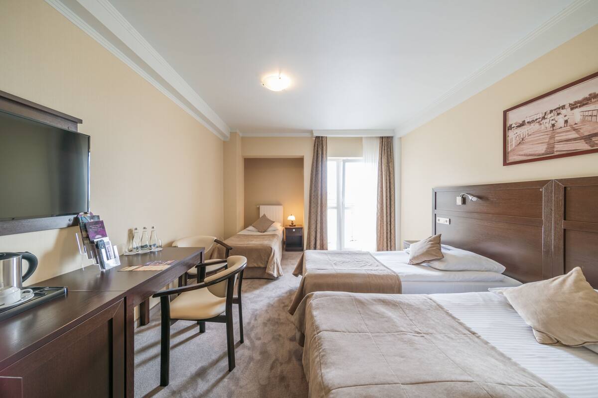 ห้องคลาสสิกดับเบิล (Double or Twin Room with Extra Bed) | เครื่องนอนป้องกันสารก่อภูมิแพ้, ตู้นิรภัยในห้อ  งพัก, โต๊ะทำงาน