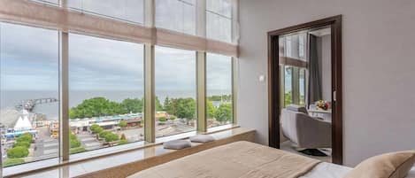 Apartment, 1 Bedroom | 1 bedroom, hypo-allergenic bedding, in-room safe, desk