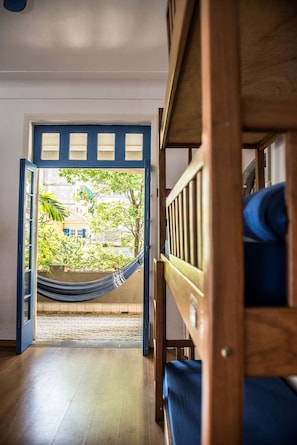 Dormitorio compartido, solo para mujeres (6 Beds - With Balcony) | Wifi gratis y ropa de cama