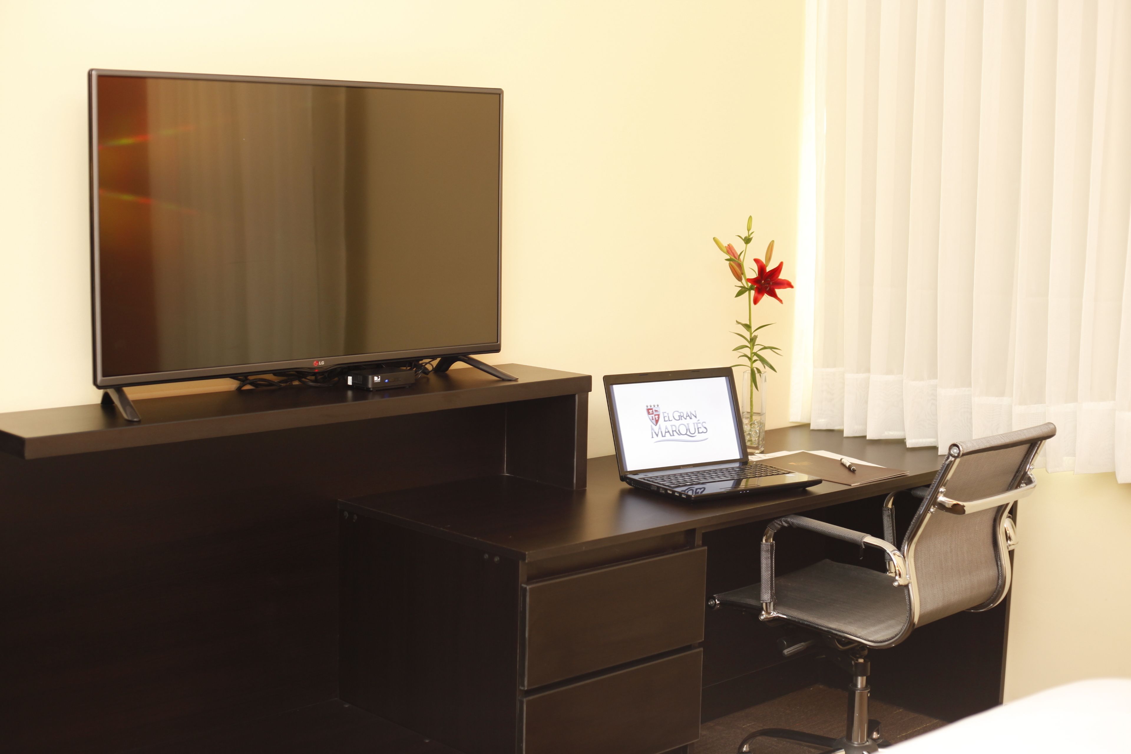 superior twin room | in-room business centre