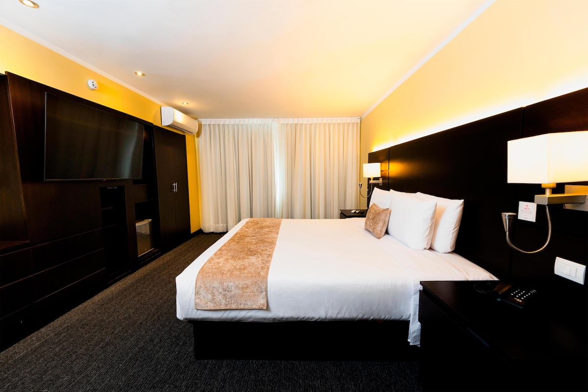Suite, 1 très grand lit, non-fumeur | Literie de qualité, minibar, coffre-fort, bureau