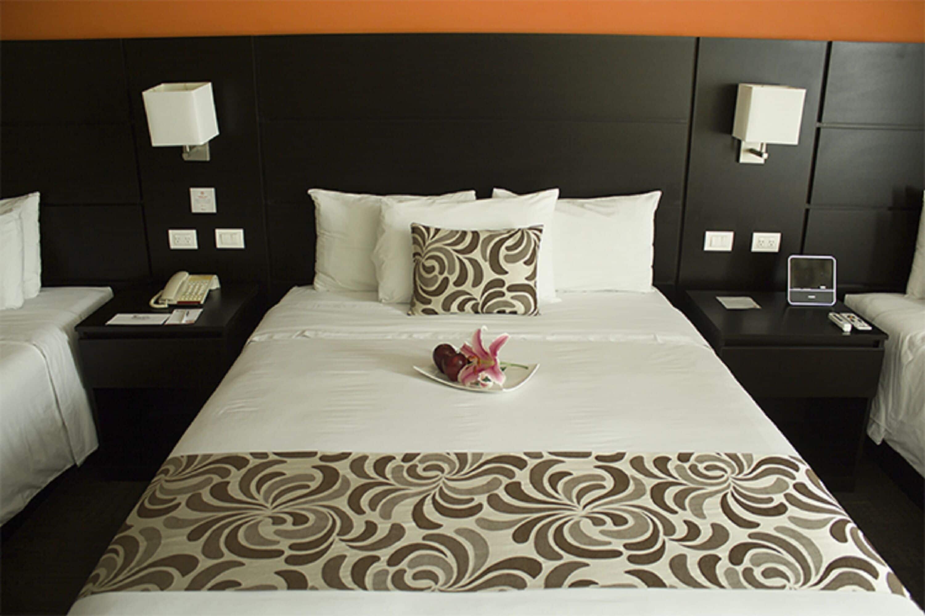 standard triple room | premium bedding, minibar, in-room safe, desk