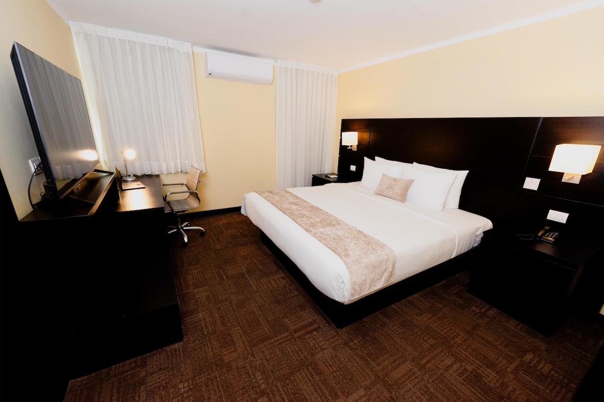 Suite, 1 grand lit, non-fumeur | Literie de qualité, minibar, coffre-fort, bureau