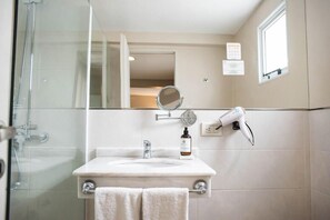 Classic Triple Room | Bathroom | Shower, rainfall showerhead, hair dryer, bidet