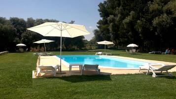 Piscine extérieure, parasols de plage, chaises longues