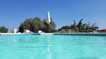 Udendørs pool, parasoller, liggestole