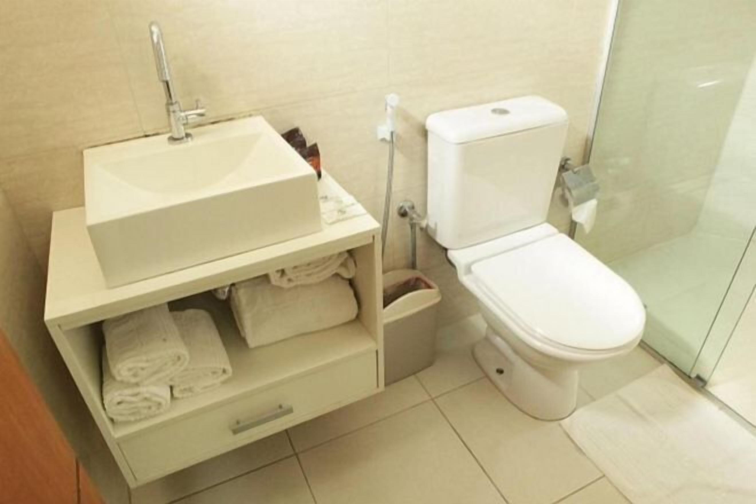 Kylpyhuone | Suihku, ilmaiset hygieniatuotteet, pyyhkeet