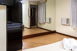Minibar, escritorio, sistema de insonorización y wifi gratis 