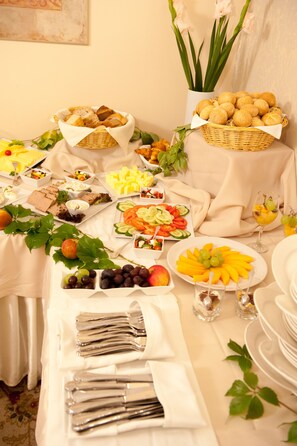 Free daily buffet breakfast - Hotel Arkadia Royal (Warsaw)