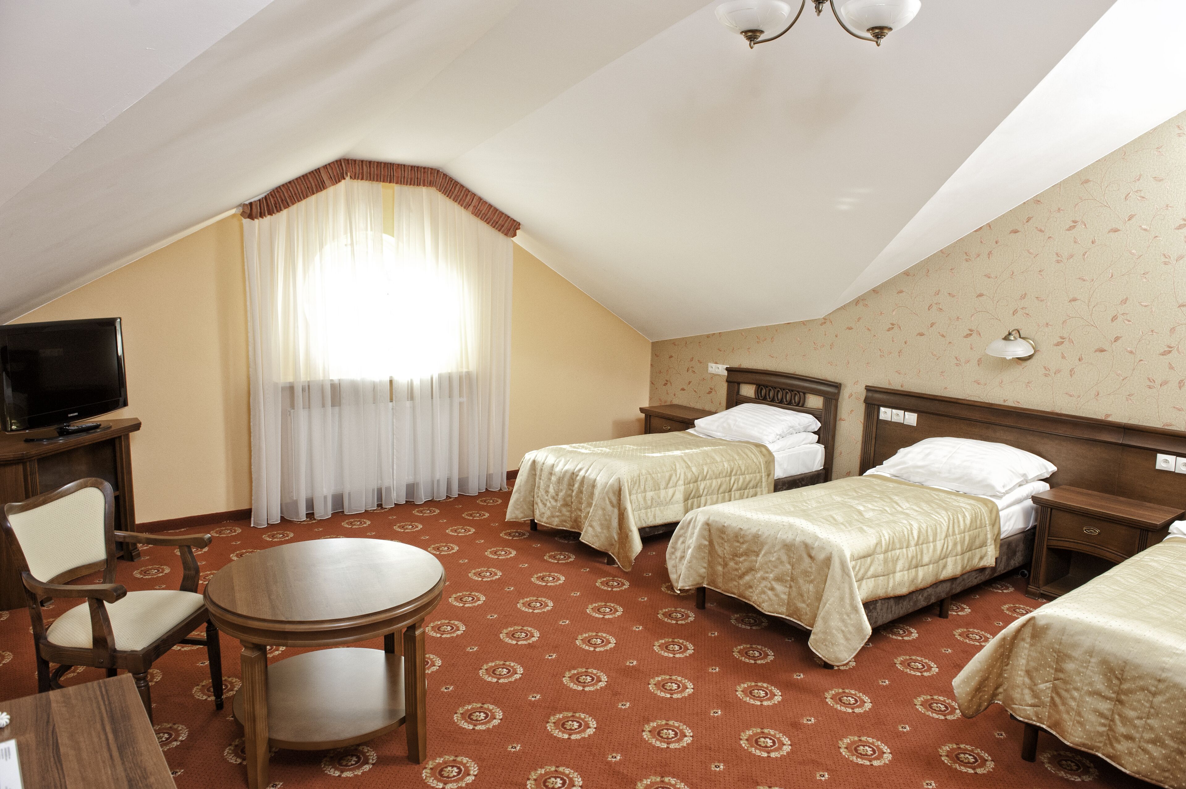 Habitación triple | Ropa de cama hipoalergénica y escritorio