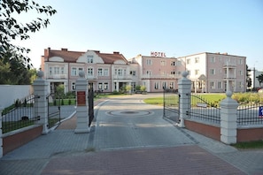 Front of property - Anin Park Hotel (Warsaw)