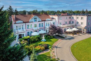 Un hotel con un patio central, una fuente y una zona de estar al aire libre cubierta.