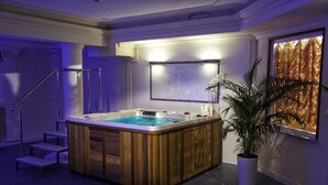 A modern bathroom with a wooden hot tub, a potted plant, and a staircase. - Anin Park Hotel (Warsaw)