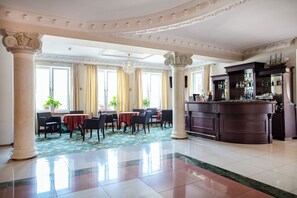 Melayani sarapan dan makan siang dengan sajian masakan internasional