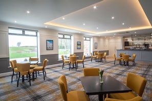 4 bars/lounges
