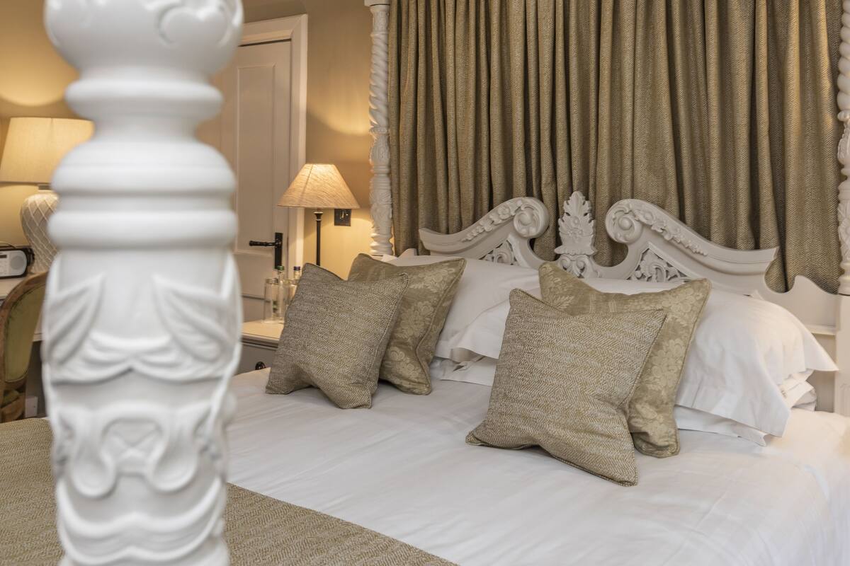 manor suite double room | individually decorated, individually furnished, desk, laptop workspace