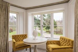 Sviitti (Manor) | Yksilöllisesti sisustettu, yksilöllisesti kalustettu, työpöytä