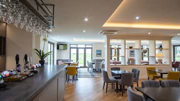 4 bares o lounges
