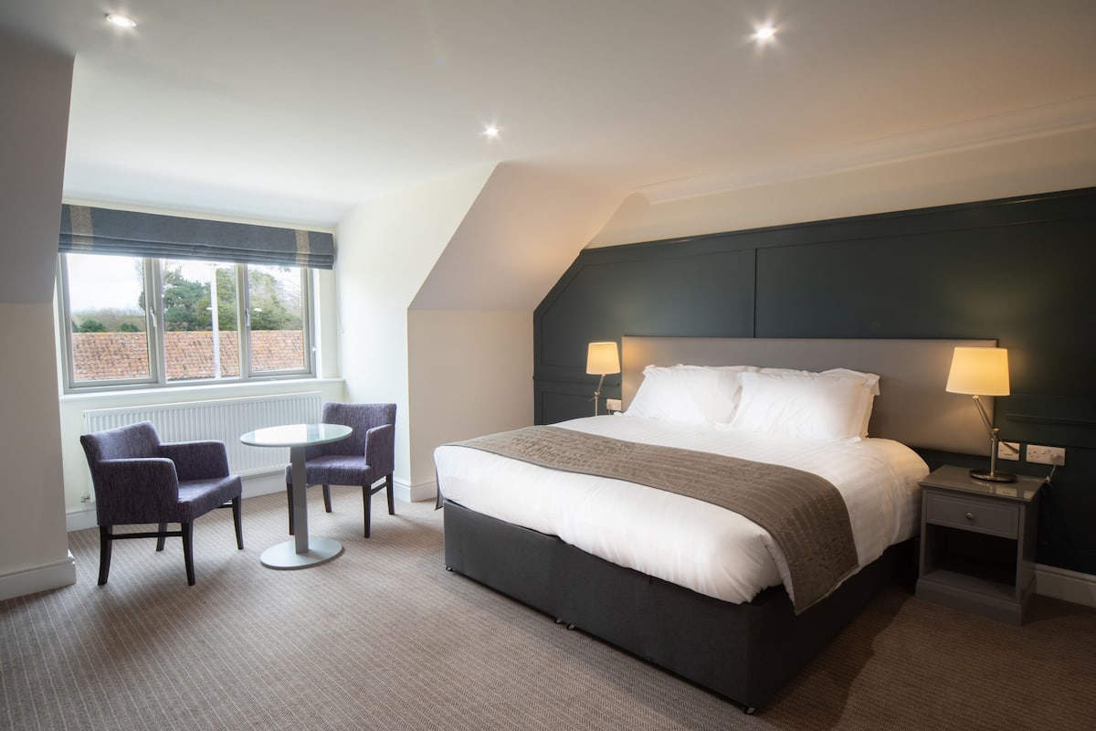 Pavilion Deluxe Double or Twin Room | Individually decorated, individually furnished, desk, laptop workspace