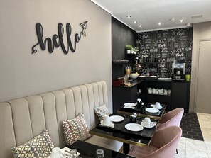 ダブルルーム | 羽毛の掛け布団、ミニバー、セーフティボックス (室内)、ノートパソコン用作業スペース