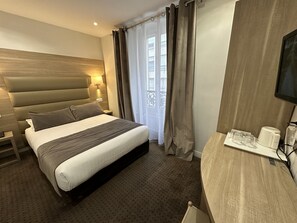 Down comforters, minibar, in-room safe, laptop workspace - Hotel Agenor (Paris)