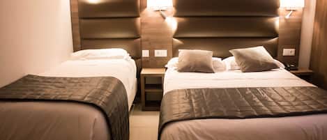 Habitación triple | Edredón, minibar y caja de seguridad en la habitación