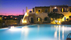 Outdoor pool, pool umbrellas - Olvos Koufonisia (Naxos)