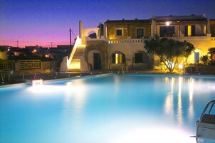 Una piscina al aire libre, sombrillas
