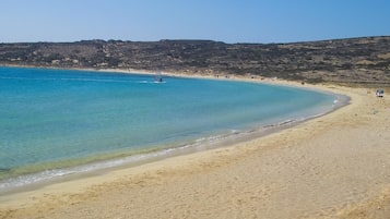 En la playa y sombrillas