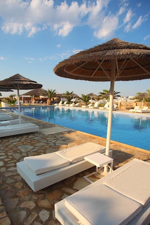 Una piscina al aire libre, sombrillas