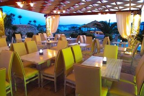 2 restaurants, breakfast, lunch, dinner served; international cuisine