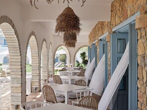 2 restaurants, breakfast, lunch, dinner served; international cuisine 