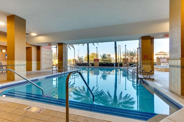 Outdoor pool - Drury Inn & Suites near Universal Orlando Resort (Orlando)