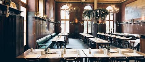 2 restaurants servant le petit déjeuner, spécialités Cuisine régionale