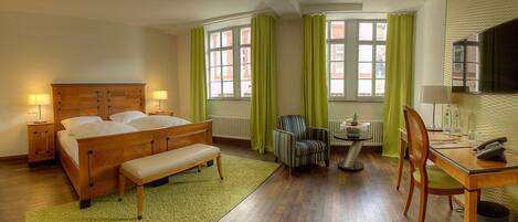 Familie suite, uitzicht op de stad | Luxe beddengoed, pillowtop-bedden, een kluis op de kamer