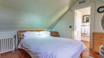 Premium bedding, soundproofing, iron/ironing board, WiFi (free)