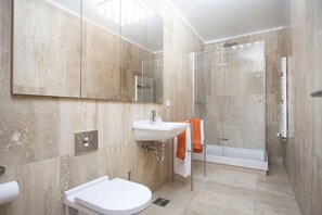 Appartamento, 2 camere da letto | Bagno | Doccia, doccia idromassaggio, asciugacapelli, accappatoio