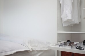 Down duvets, pillow-top beds, individually decorated - Draumholl Apartments (Reykjavik)