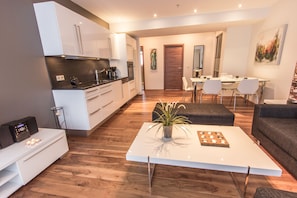 Appartement, 1 chambre | Cuisine privée | Grand réfrigérateur, micro-ondes, four, plaque de cuisson