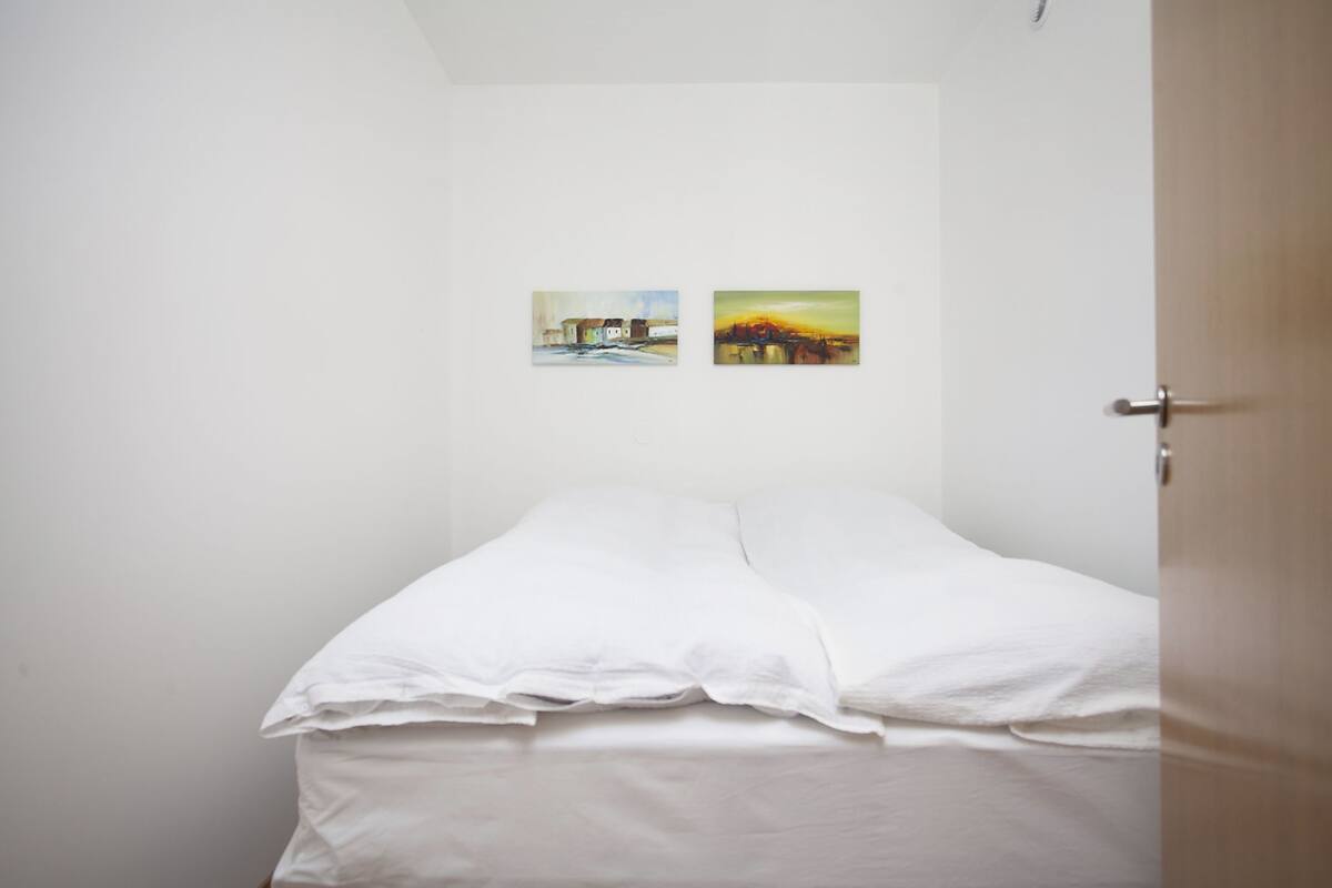 Apartment, 2 Schlafzimmer | Daunenbettdecken, Pillowtop-Betten, individuell dekoriert