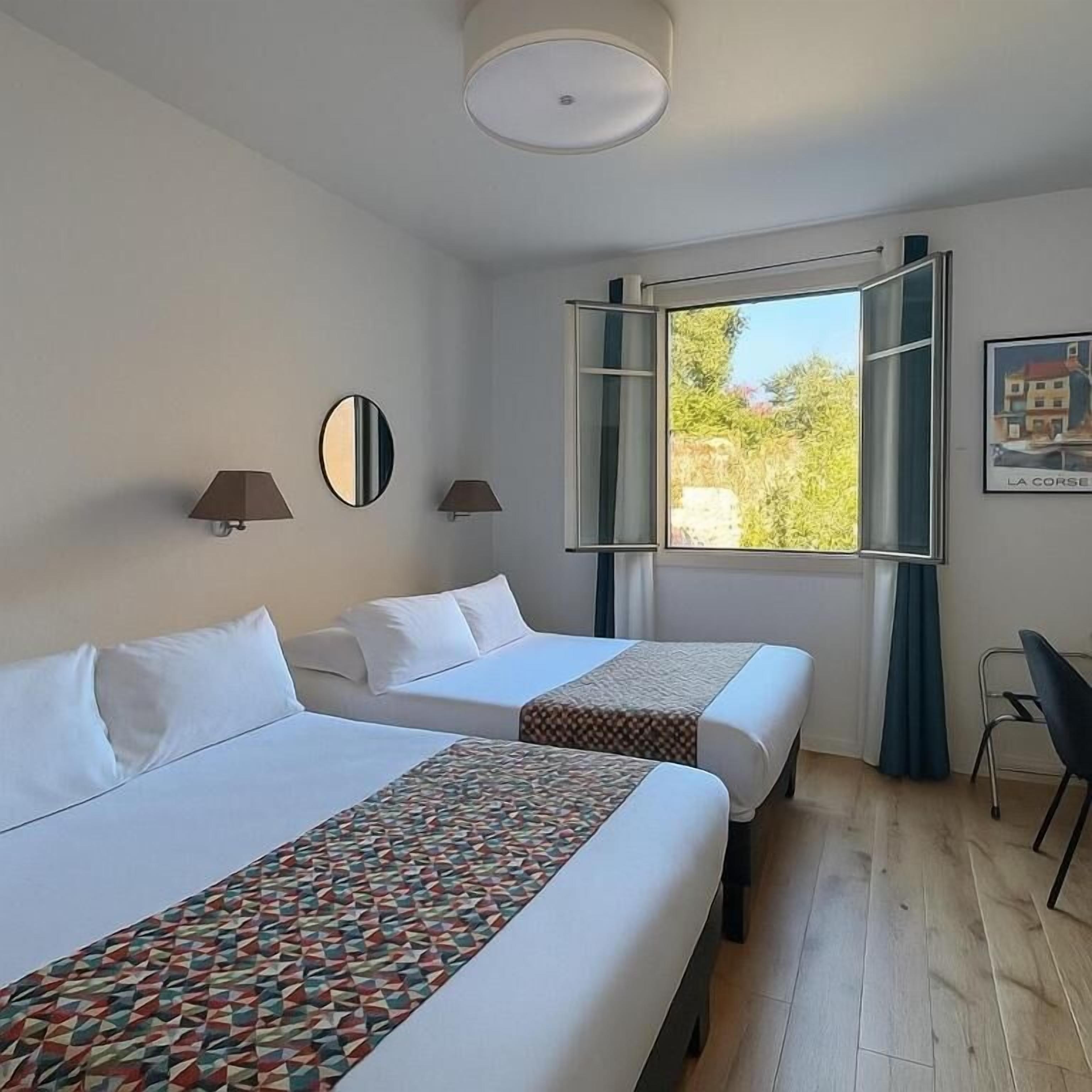 Habitación cuádruple Confort | Colchones con acolchado adicional y tabla de planchar con plancha