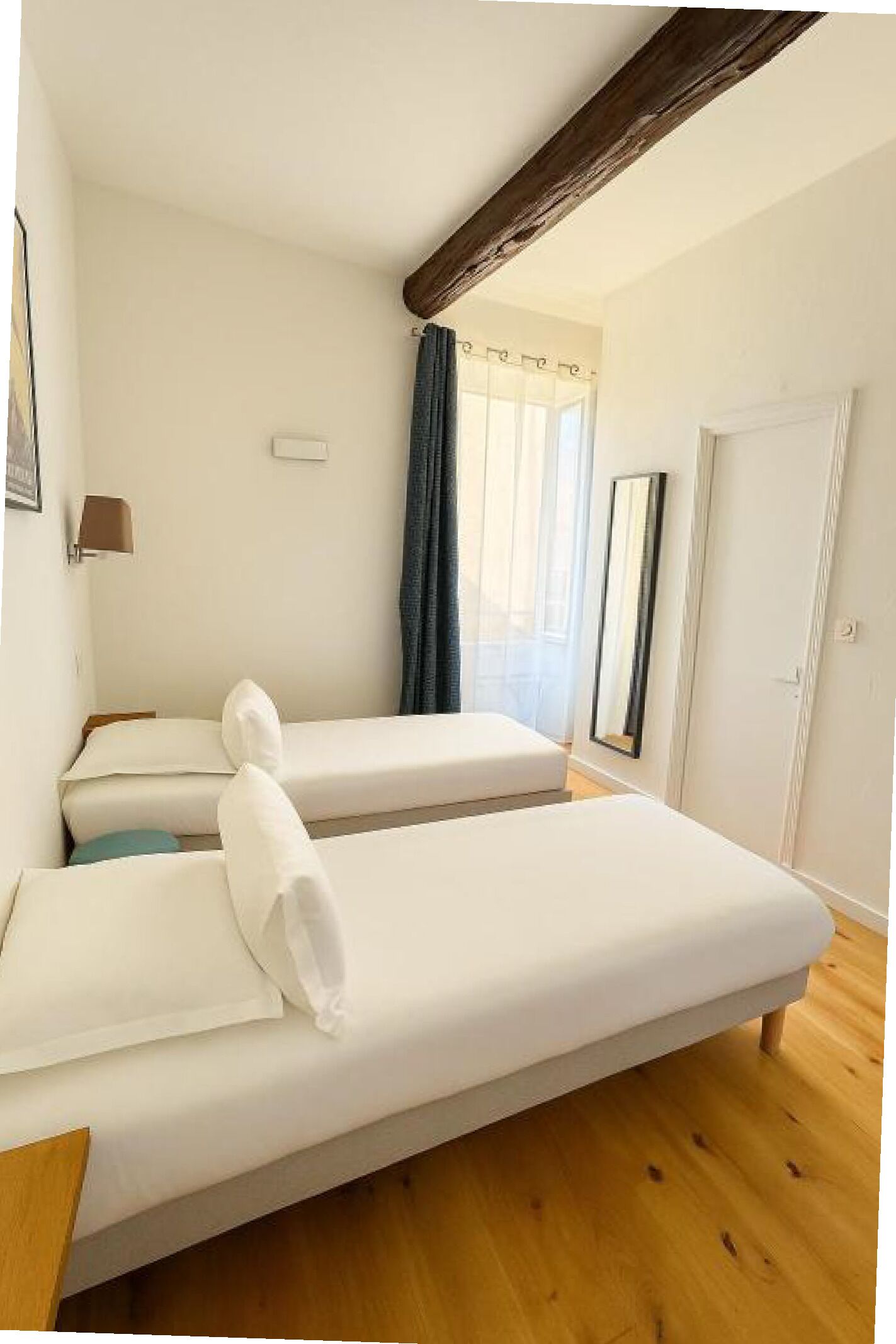 Habitación Confort con 2 camas individuales | Colchones con acolchado adicional y tabla de planchar con plancha